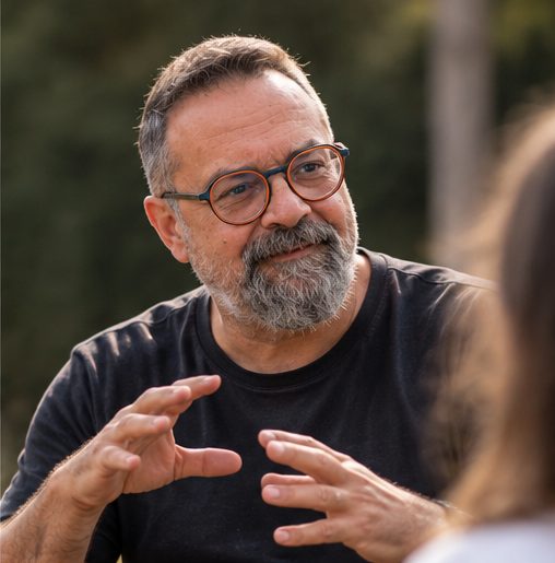Ernest conversando con una alumna